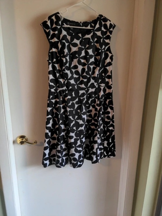 Dresses & Skirts - Black & White Geometric Cap-Sleeve Mini Dress
